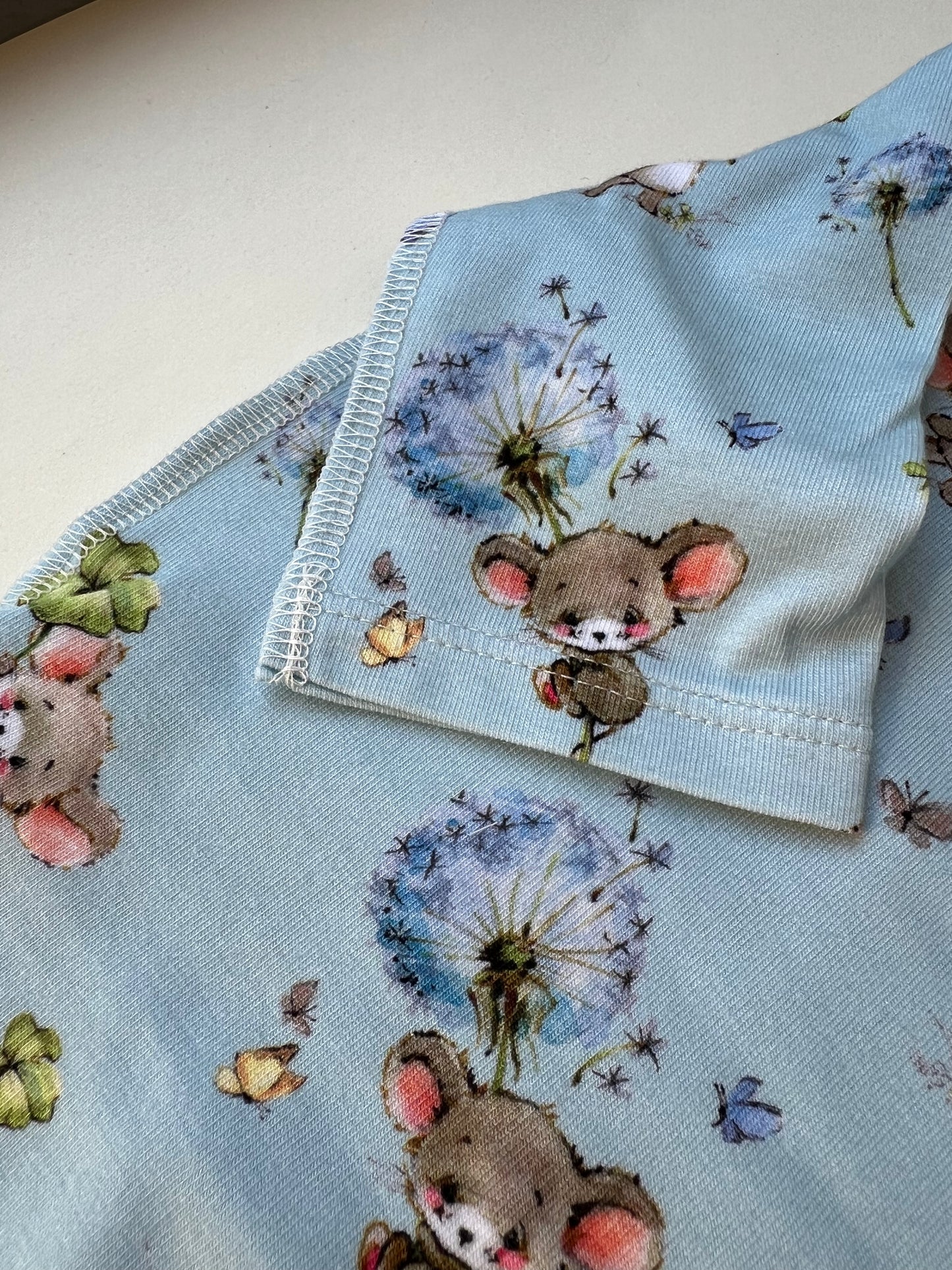 Комплект “Сказка о мышках” 46 — бодик с наружными швами, шапочка и штанишки