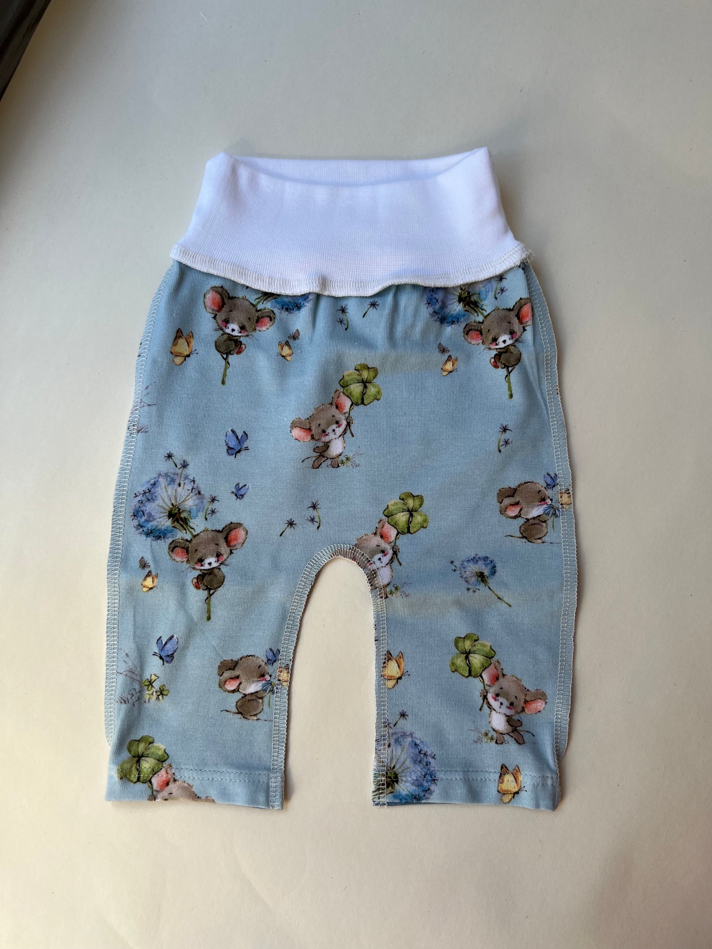 Комплект “Сказка о мышках” 46 — бодик с наружными швами, шапочка и штанишки