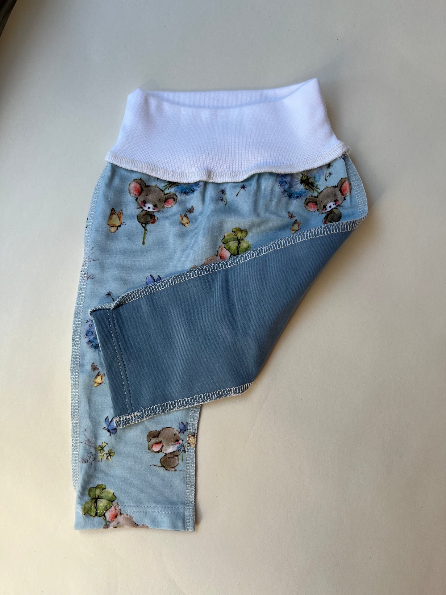 Комплект “Сказка о мышках” 46 — бодик с наружными швами, шапочка и штанишки