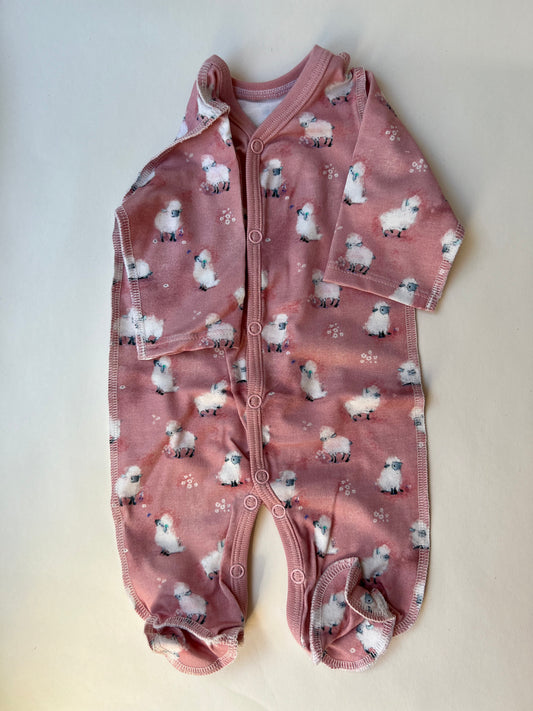 Kombinzons “Aitu draudziņi” 46–48 — ar aizvērtām kājiņām un atvērtām rociņām, šuvumi uz āru