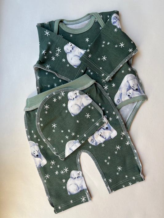 Komplekts “Ledus lācītis” 46 — bodijs, cepurīte un biksītes, šuvumi uz āru