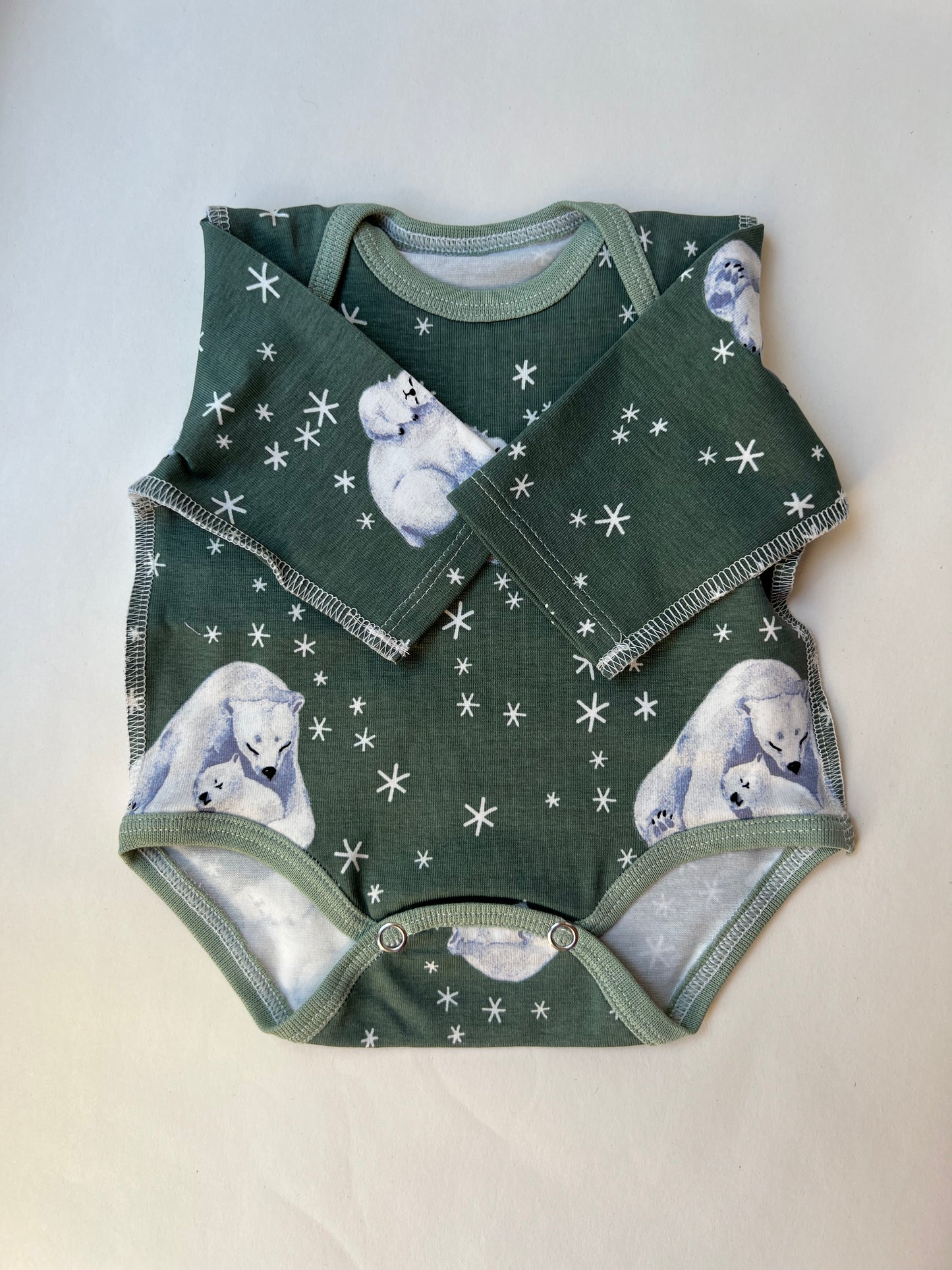 Комплект “Белый мишка на льдине” 46 — бодик, шапочка и штанишки, швы наружу