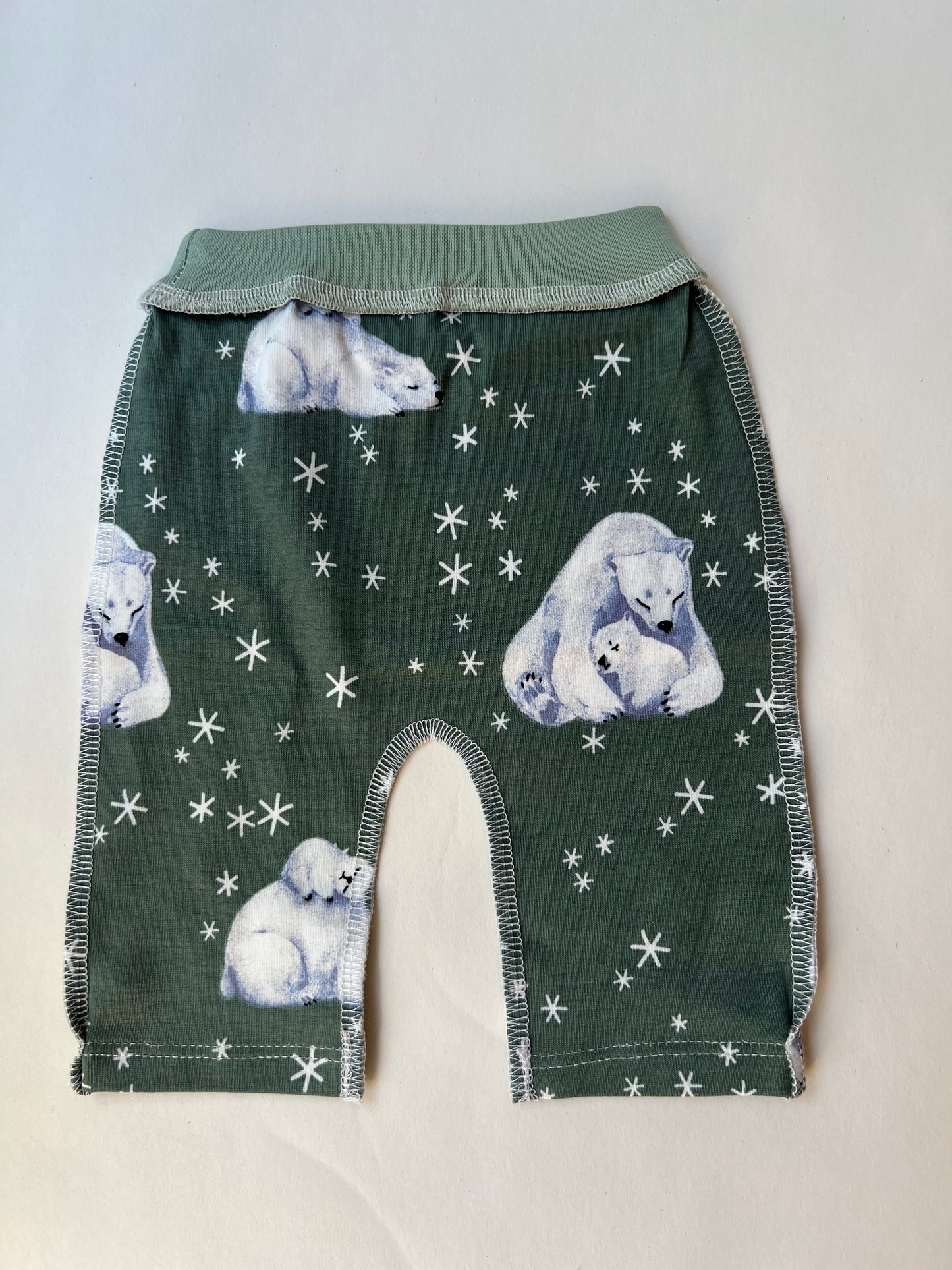 Комплект “Белый мишка на льдине” 46 — бодик, шапочка и штанишки, швы наружу