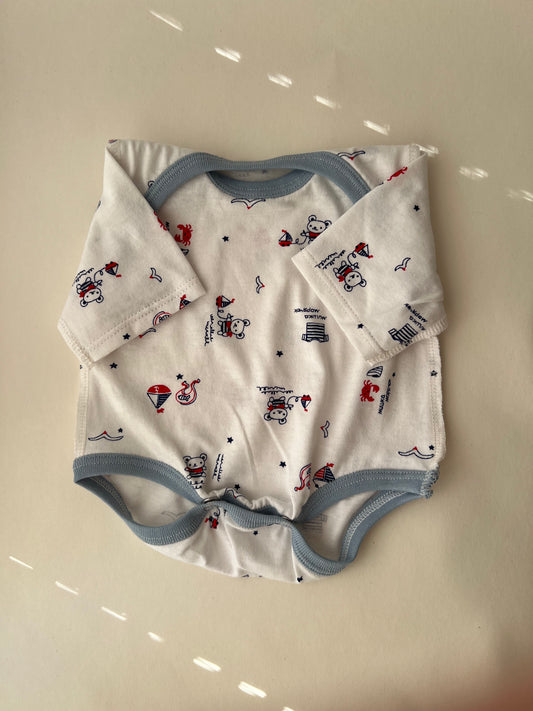 Bodijs “Mazais Jūrnieks” 48 — ar atvērtām kājiņām, garām piedurknēm, šuvumi uz āru