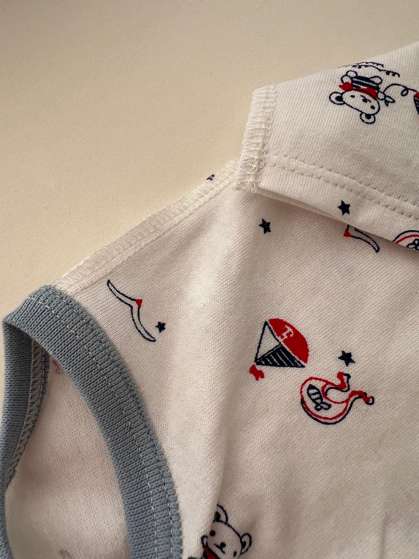 Bodijs “Mazais Jūrnieks” 48 — ar atvērtām kājiņām, garām piedurknēm, šuvumi uz āru