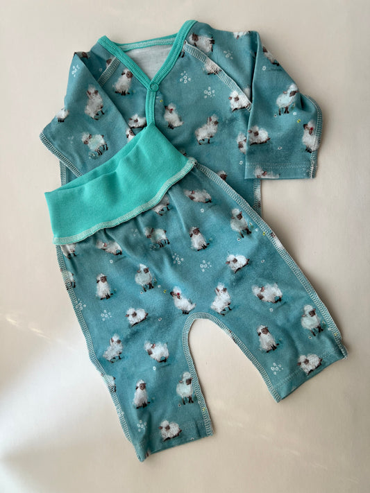 Komplekts “Draudzīgās aitiņas” 44–46 — jaciņa ar atvērtām piedurknēm un biksītes ar atvērtām kājiņām, šuvumi uz āru