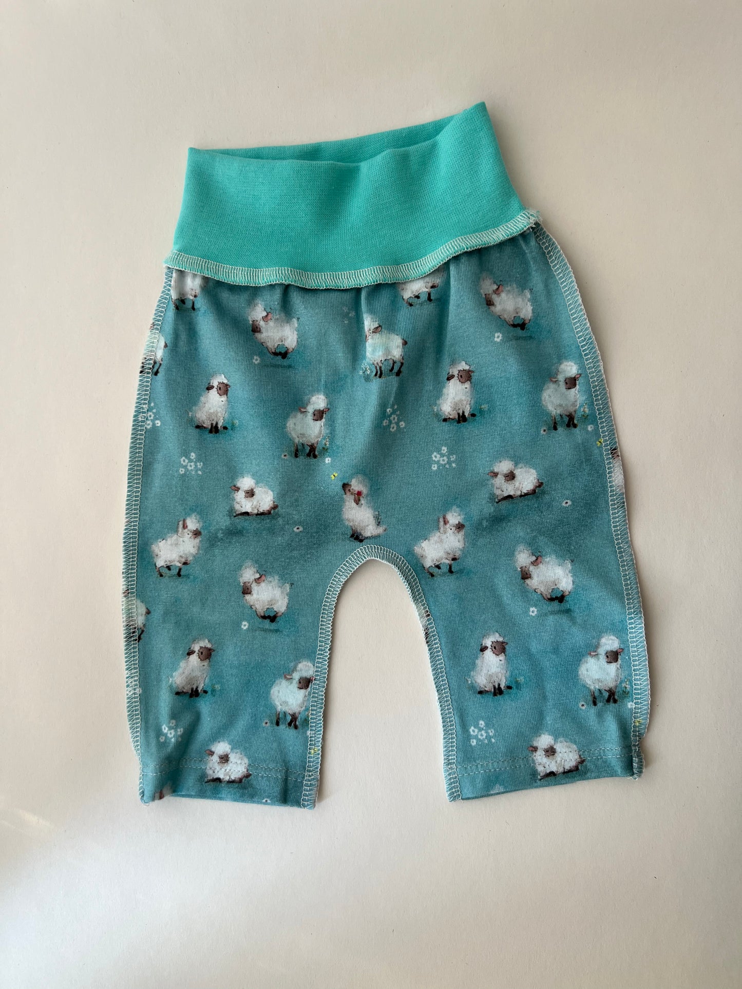 Komplekts “Draudzīgās aitiņas” 44–46 — jaciņa ar atvērtām piedurknēm un biksītes ar atvērtām kājiņām, šuvumi uz āru