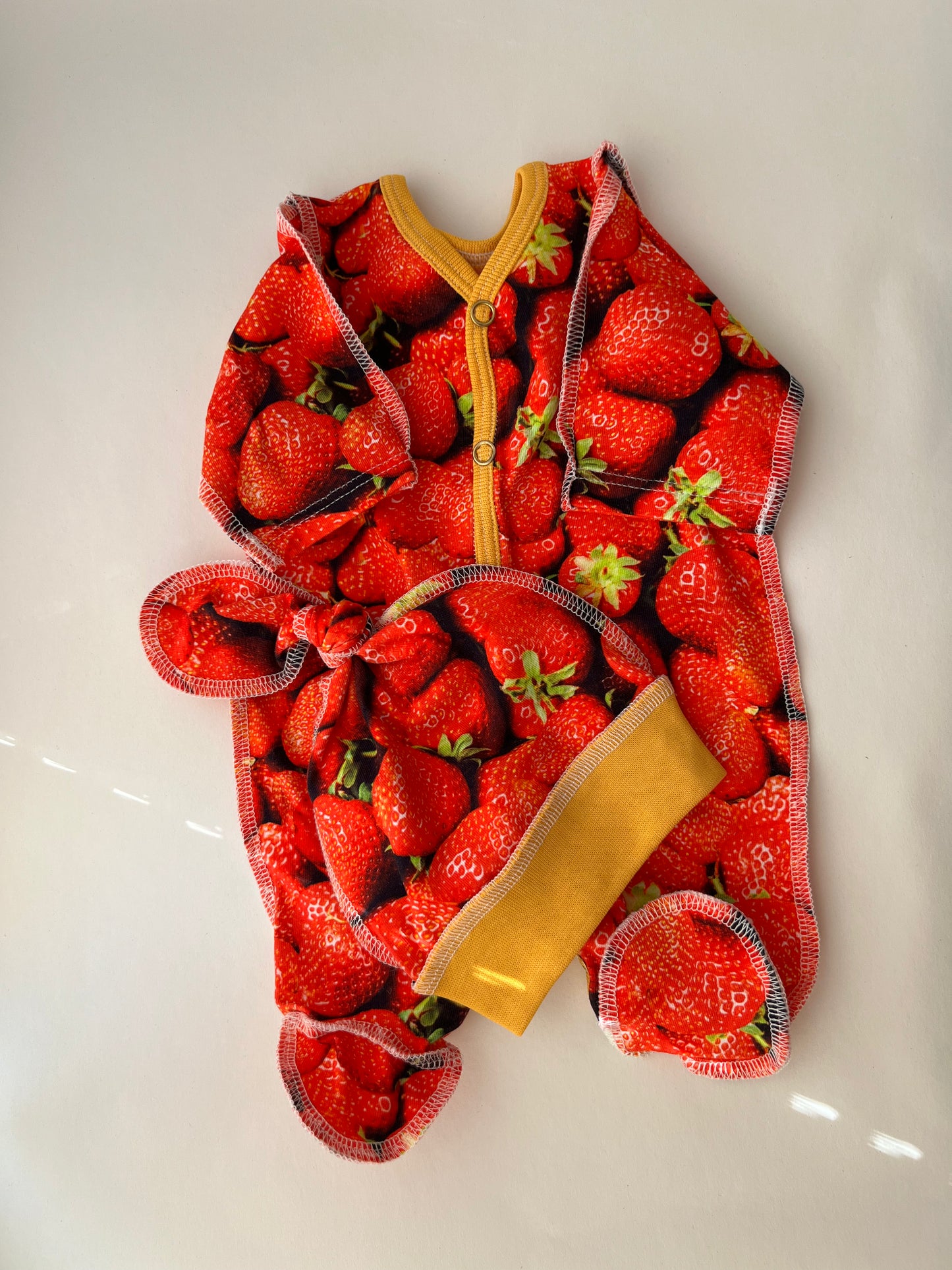 Komplekts “Zemenīte” 44–46 — kombinzons un cepurīte, aizvērtas kājiņas, šuvumi uz āru