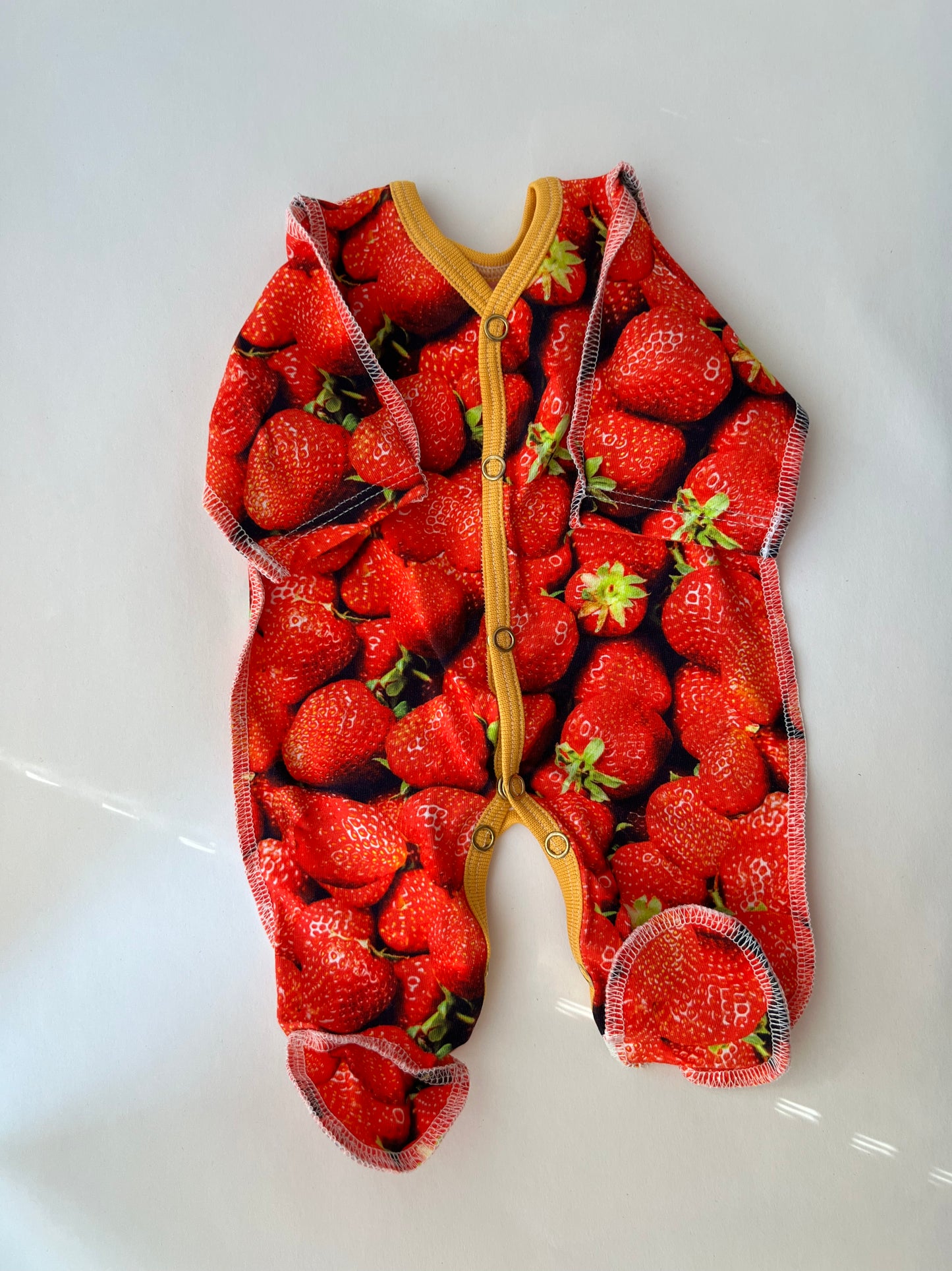 Komplekts “Zemenīte” 44–46 — kombinzons un cepurīte, aizvērtas kājiņas, šuvumi uz āru